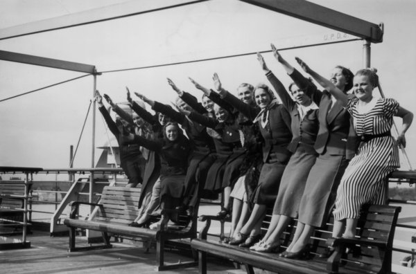 Un-grupo-de-mujeres-a-bordo-del-Wilhelm-Gustloff